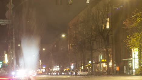 Tráfico-Y-Tranvías-Moviéndose-En-Una-Fría-Noche-De-Invierno-En-Oranienburger-Tor-Berlín-Alemania
