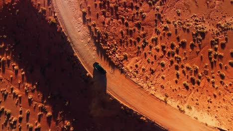 Coche-Moderno-Conduciendo-En-El-Desierto-De-Monument-Valley-Al-Atardecer