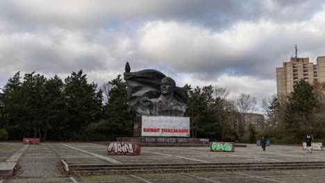 Hiperlapso-Del-Monumento-A-Ernst-Thaelmann-En-Berlín,-Alemania,-En-Un-Día-Con-Nubes-Que-Se-Mueven-Rápidamente