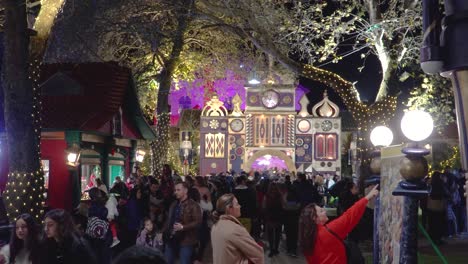 Abarrotado-Molino-De-Los-Elfos,-Parque-Temático-De-Cuento-De-Hadas-Navideño-En-Trikala,-Grecia