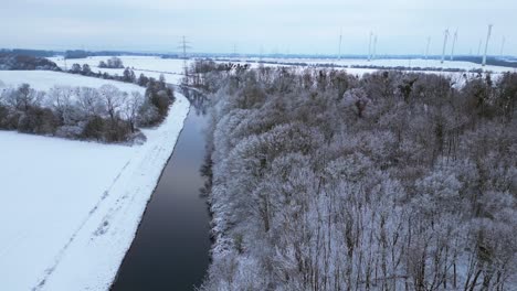 Winter-Schnee-Fluss-Holz-Wald-Bewölkter-Himmel-Deutschland
