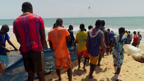 Pueblo-Africano-Trabajando-Juntos-En-La-Playa-Con-Redes-De-Pesca.