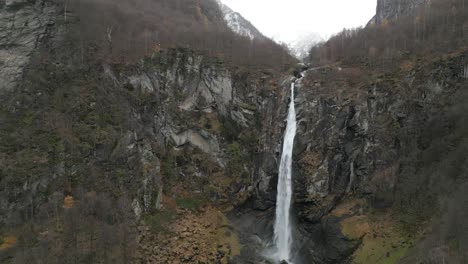 Das-Majestätische-Aussehen-Des-Wasserfalls-In-Der-Wildnis