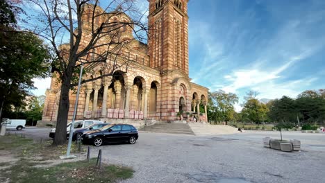 In-Belgrad-Befindet-Sich-Die-Markuskirche,-Ein-Symbol-Der-Vitalität-Der-Stadt