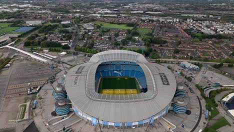 Inclinación-Aérea-Hacia-Abajo-Sobre-El-Club-De-Fútbol-De-La-Ciudad-De-Manchester,-El-Estadio-Etihad,-Reino-Unido