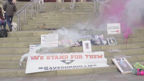 XL-Bully-Ban-Pancartas-De-Manifestación-En-Las-Escaleras-De-Las-Galerías-Buchanan,-Glasgow