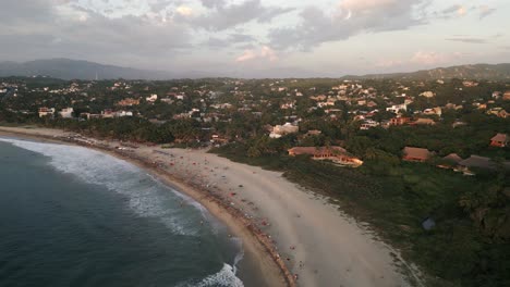 Luftbild-Puerto-Escondido-Oaxaca-Mexiko-Reiseziel-Für-Surfspot-Und-Resort-Tropischen-Strand