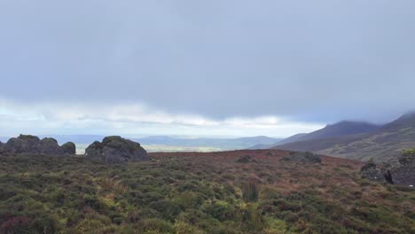Comeragh-Mountains,-Waterford,-Irland.-Niedrige-Wolken-Und-Felsformationen.-Wandern-Im-Winter-In-Irland