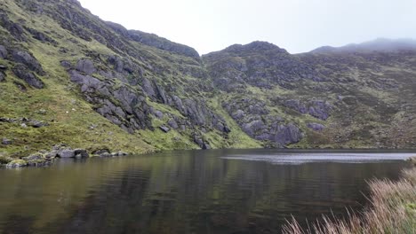 Comeragh-Mountains-Waterford-Irland-Coumdala-An-Einem-Novembertag-Bergwandern-Im-Winter