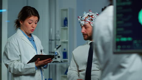 Médico-Investigador-Experto-En-Neurociencia-Desarrollando-Tratamiento.