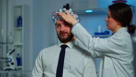 Médico-Neurólogo-Analizando-El-Cerebro-Del-Hombre-Usando-Auriculares-De-Escaneo-De-Ondas-Cerebrales