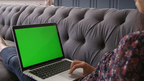 Asiatische-Frau,-Die-Zu-Hause-Einen-Greenscreen-Laptop-Benutzt,-Aufgenommen-Auf-R3D