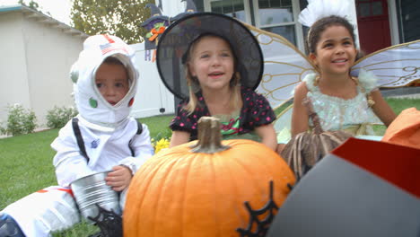 Kinder-In-Halloween-Kostümen-Süßes-Oder-Saures,-Aufnahme-Auf-R3D