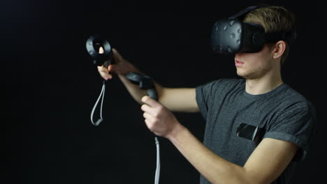 Mann-Mit-Virtual-Reality-Headset-Im-Studio,-Aufgenommen-Auf-R3D