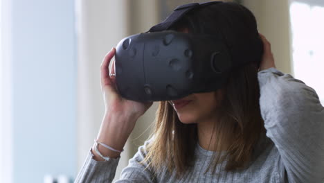 Frau-Zu-Hause-Mit-Virtual-Reality-Headset,-Aufgenommen-Auf-R3D