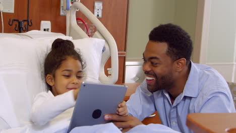 Vater-Und-Kind-Nutzen-Digitales-Tablet-Im-Krankenhaus,-Aufgenommen-Auf-R3D