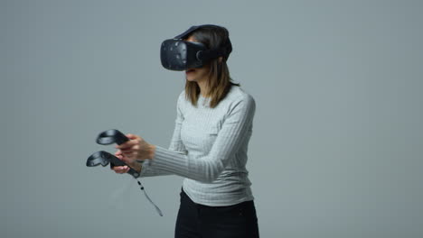 Frau-Mit-Virtual-Reality-Headset-Im-Studio,-Aufgenommen-Auf-R3D