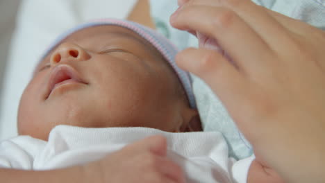 Madre-Sosteniendo-A-Un-Bebé-Recién-Nacido-En-Una-Cama-De-Hospital-Filmada-En-R3d