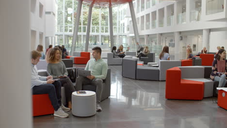 Studenten-Treffen-Sich-In-Der-Belebten-Lobby-Einer-Modernen-Universität