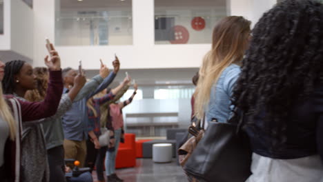 Universitätsstudenten-Heben-Gemeinsam-Ihre-Telefone,-Um-Ein-Foto-Zu-Machen