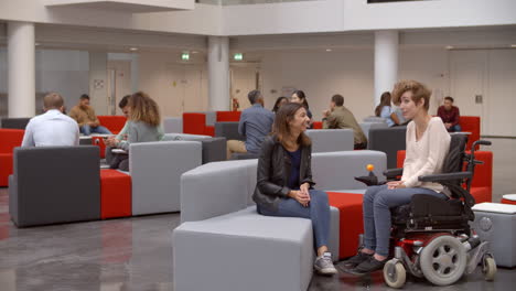 Studenten-Unterhalten-Sich-In-Einem-Besprechungsbereich-In-Einer-Universitätslobby