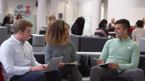 Studenten,-Die-Zusammen-In-Einer-Modernen-Universitätslobby-Studieren,-Schwenken,-Gedreht-Auf-R3d