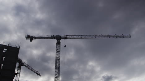 Silhouette-Von-Turmdrehkranen-Auf-Der-Baustelle