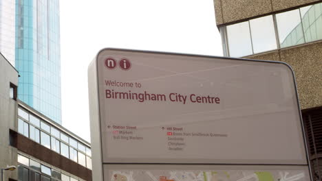 Señal-De-Información-En-El-Centro-De-La-Ciudad-De-Birmingham.