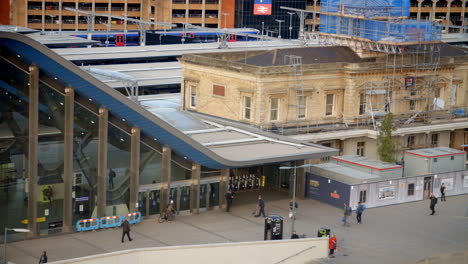 Außenansicht-Des-Bahnhofs-In-Reading,-England