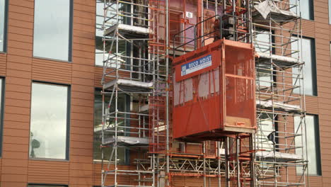 Lift-On-Exterior-Of-Building-On-Construction-Site