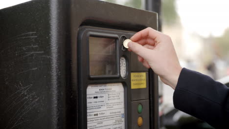 Cerca-Del-Hombre-Poniendo-Dinero-En-El-Parquímetro-Para-El-Billete