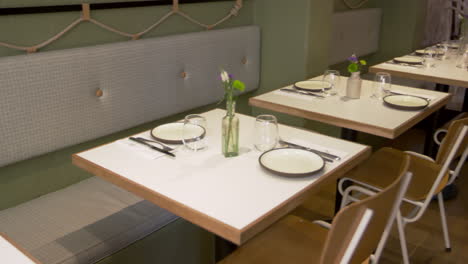 Leere,-Gedeckte-Tische-Und-Stühle-In-Einem-Restaurant,-Handpfanne