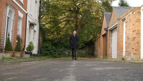 Toma-En-Cámara-Lenta-De-Un-Hombre-Caminando-Por-La-Calle-En-Oxford.