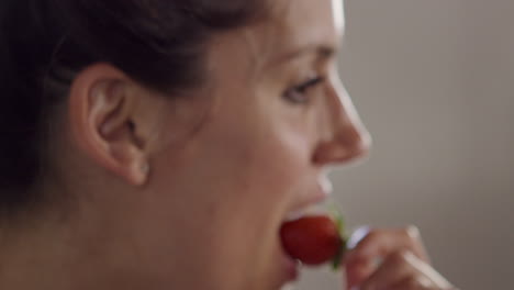 Mujer-Feliz-Comiendo-Fresas,-De-Cerca,-Rodada-En-R3d