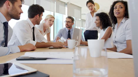 Gruppe-Von-Geschäftsleuten,-Die-Sich-Am-Tisch-Im-Büro-Treffen