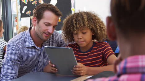 Lehrer-Und-Junger-Schüler-Benutzen-Tablet-Computer-Im-Unterricht