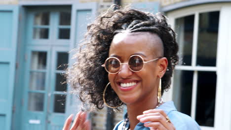 Moda-Joven-Mujer-Negra-En-Camisa-Azul-Vestido-Y-Gafas-De-Sol-Girando-Y-Mirando-A-La-Cámara,-De-Cerca