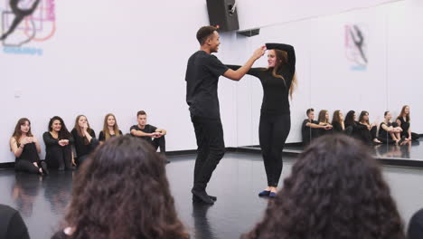 Dos-Estudiantes-De-Danza-En-La-Escuela-De-Artes-Escénicas-Realizan-Danza-Para-Clase-En-El-Estudio