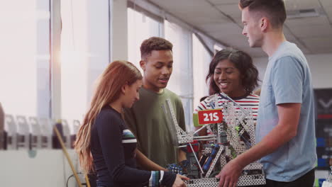 Estudiantes-Universitarios-Que-Llevan-Máquinas-En-Ciencias,-Robótica-O-Clase-De-Ingeniería