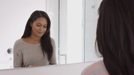 Frau-Schaut-Sich-Das-Spiegelbild-Im-Badezimmerspiegel-An-Und-Putzt-Zähne