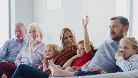 Familie-Mit-Mehreren-Generationen-Entspannt-Sich-Zu-Hause,-Sitzt-Auf-Dem-Sofa-Und-Schaut-Gemeinsam-Fern