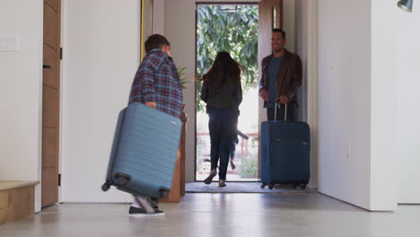 Familie-Mit-Gepäck-öffnet-Tür-Und-Verlässt-Das-Haus-Für-Den-Urlaub