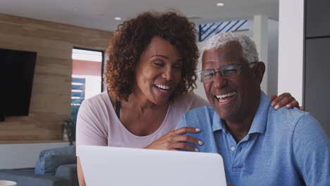 Porträt-Eines-älteren-Afroamerikanischen-Paares,-Das-Zu-Hause-Einen-Laptop-Benutzt