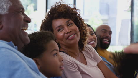 Eine-Afroamerikanische-Familie-Mit-Mehreren-Generationen-Entspannt-Sich-Zu-Hause-Und-Sitzt-Gemeinsam-Auf-Dem-Sofa