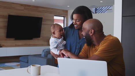 Afroamerikanische-Familie-Mit-Kleiner-Tochter,-Die-Zu-Hause-Einen-Laptop-Benutzt,-Um-Ihre-Finanzen-Zu-überprüfen