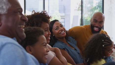 Eine-Afroamerikanische-Familie-Mit-Mehreren-Generationen-Entspannt-Sich-Zu-Hause-Und-Sitzt-Gemeinsam-Auf-Dem-Sofa