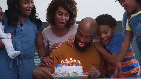 Familia-Afroamericana-Multigeneracional-Celebrando-Juntos-El-Cumpleaños-De-Los-Padres-En-Casa