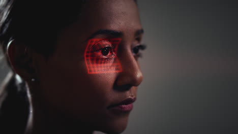 Concepto-De-Tecnología-De-Reconocimiento-Facial,-Ya-Que-La-Mujer-Tiene-Una-Rejilla-Roja-Proyectada-En-El-Ojo-En-El-Estudio