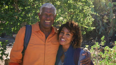 Porträt-Eines-Liebevollen-älteren-Afroamerikanischen-Paares,-Das-Gemeinsam-Auf-Einem-Wanderweg-Auf-Dem-Land-Wandert