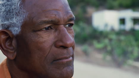 Nachdenklicher-Afroamerikanischer-älterer-Mann-Draußen-Auf-Dem-Land